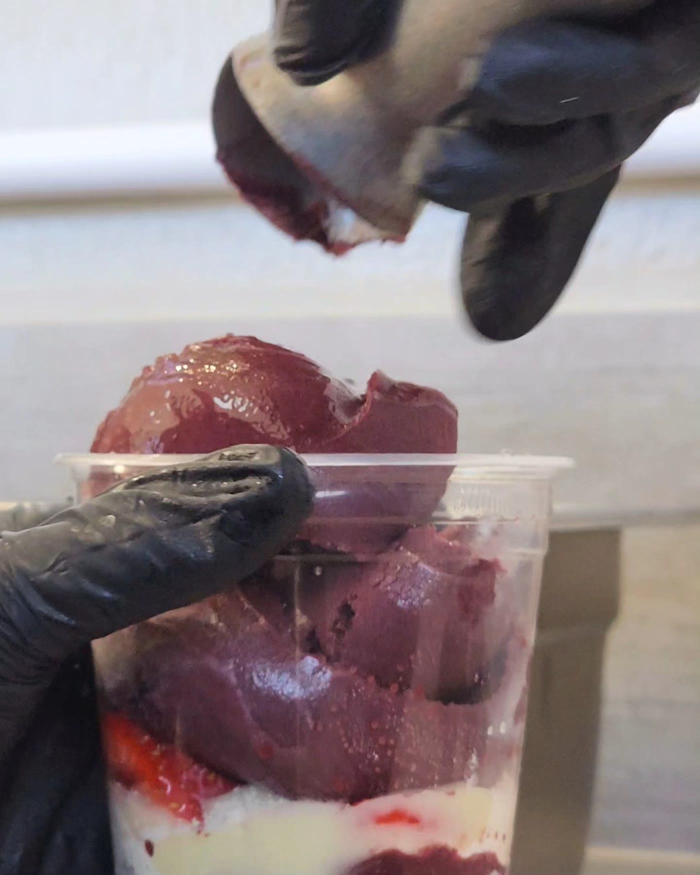 Açaí sendo servido no copo