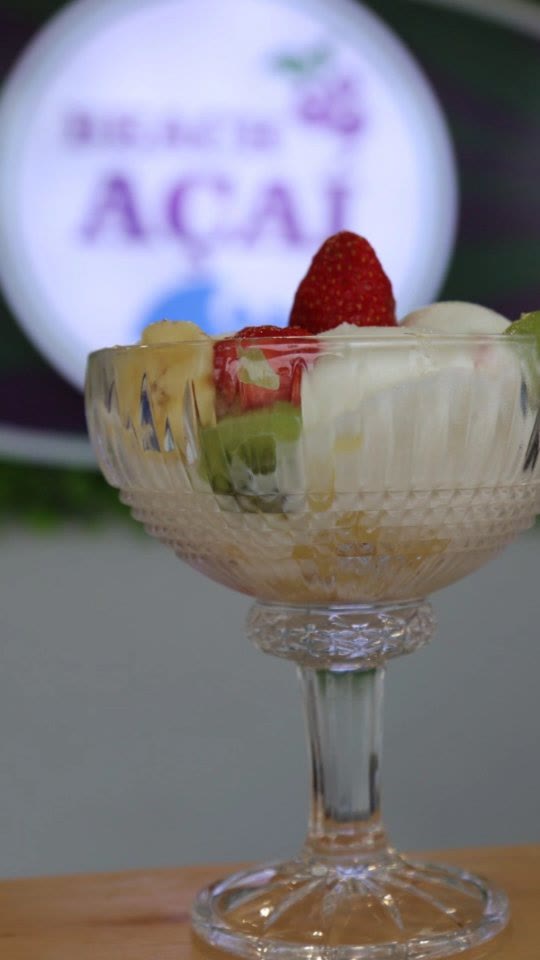Taça de salada de frutas com creme