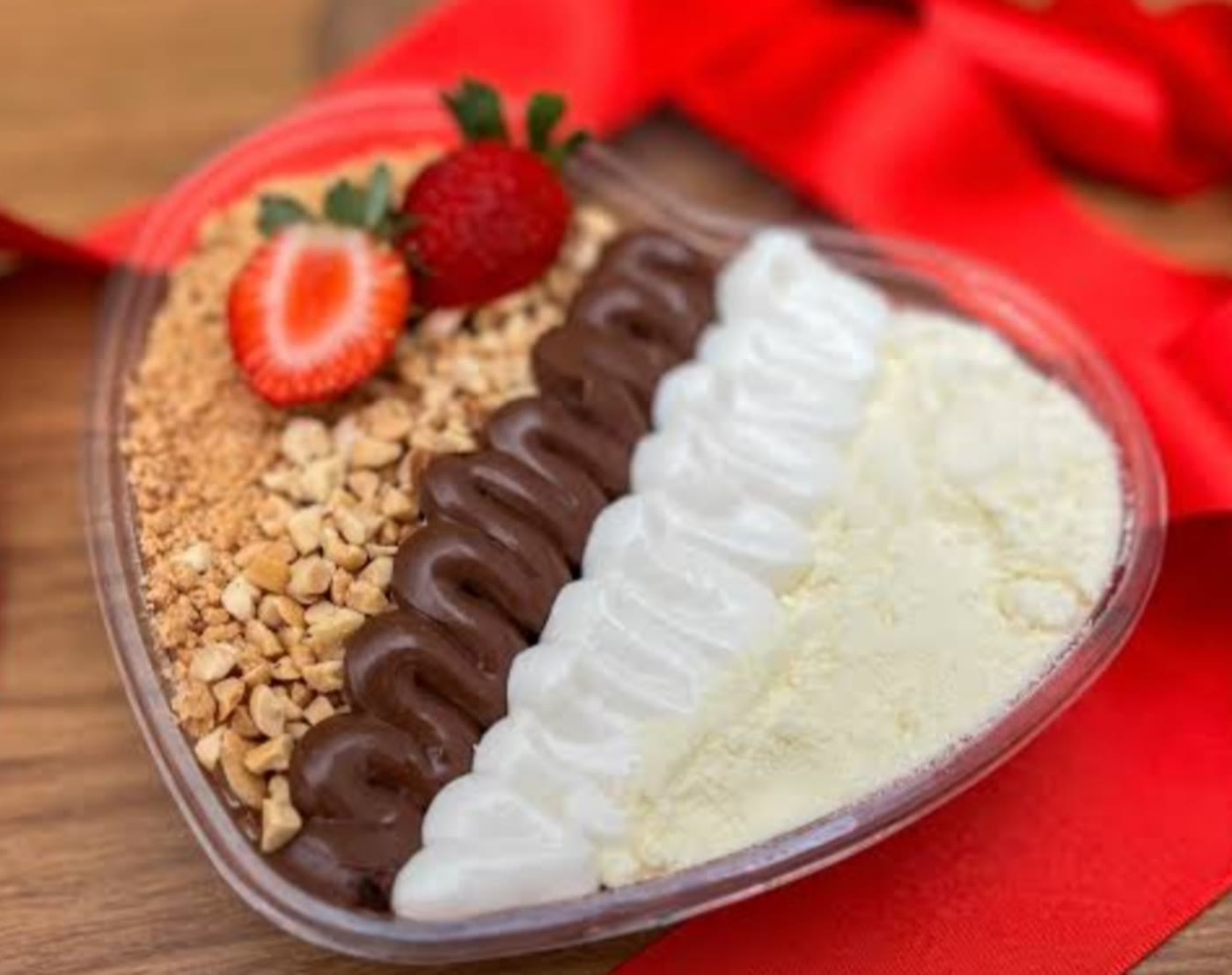 Açaí da Beach com morangos, chocolate, creme e amendoim